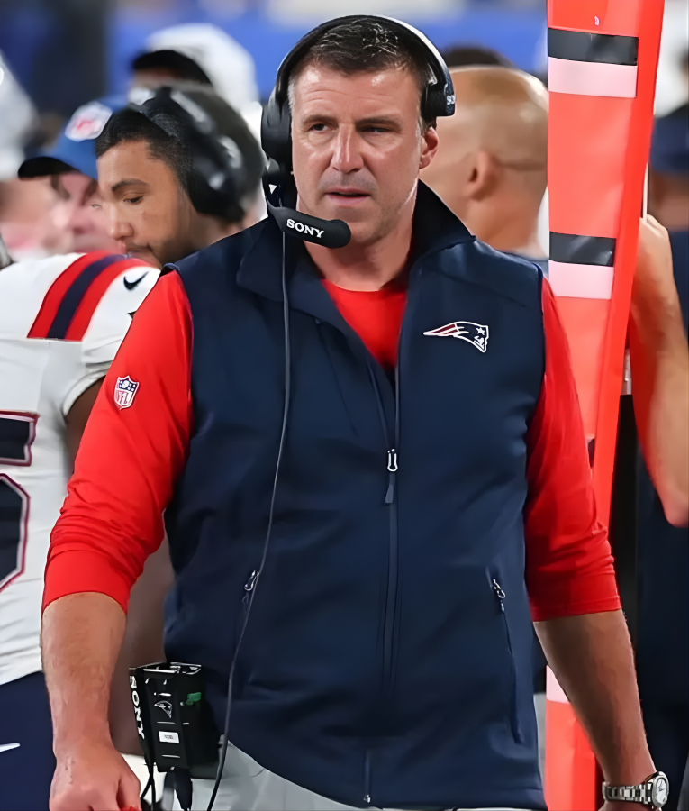 Mike Vrabel Preseason Patriots Navy-Red Vest Look